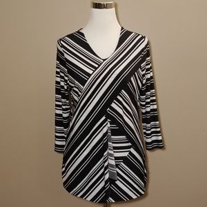 🔴$5 Chico's Black and White Blouse